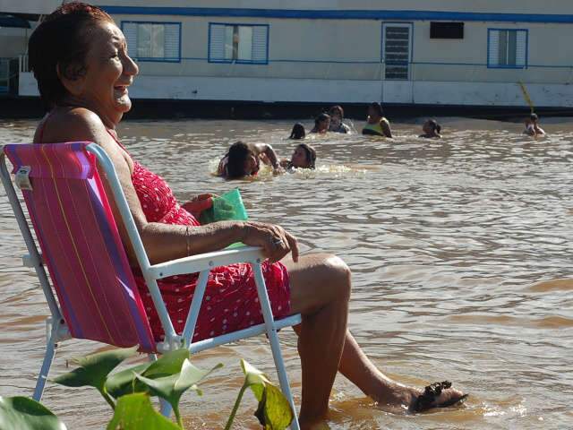  &ldquo;Prainha&rdquo; do rio Paraguai &eacute; refresco ao calor de 30&ordm; e cura para ressaca