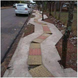 Pol&ecirc;mico, piso t&aacute;til em ziguezague &eacute; retirado do Parque dos Poderes 