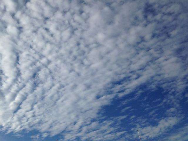 Dia amanhece com c&eacute;u entre nuvens e previs&atilde;o &eacute; de chuva em pontos isolados 