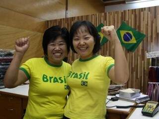 Coreanas Kin Kwon e Min Jung esperam a vitória do Brasil e da Coreia. Seleção de casa enfrenta a Rússia. (Fotos: Marcos Ermínio)