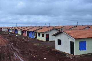 Casas do residencial Dioclécio Artuzi estão inacabadas (Foto: Eliel Oliveira)