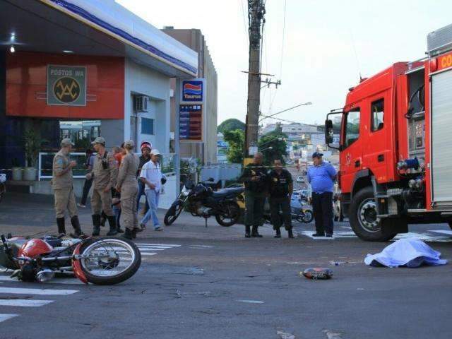 Motociclista n&atilde;o respeita sinaliza&ccedil;&atilde;o e morre ao ser atingido por &ocirc;nibus 