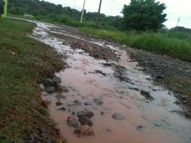 Rua intransit&aacute;vel e terrenos baldios no Oliveira I revoltam moradores