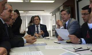 Governador Reinaldo Azambuja (esquerda), ao lado deputado Geraldo Resende (PSDB), ao fundo senador Waldemir Moka (PMDB), o deputado Dagoberto Nogueira (PDT) e Elizeu Dionizio (PSDB), esquerda. 