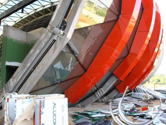 Empreiteira n&atilde;o paga a conta e obra do Aqu&aacute;rio tem energia cortada