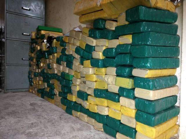 Com carro lotado no quintal, morador &eacute; preso embalando maconha