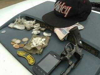 Armas dinheiro e drogas das três ocorrências envolvendo os dois menores (Foto: Divulgação)