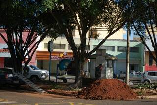 Comerciante tenta melhorar a pequena praça onde está o posto policial. (Foto:Pedro Peralta)