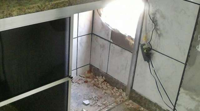 Ladr&otilde;es entram em lot&eacute;rica por buraco na parede e arrombam cofre