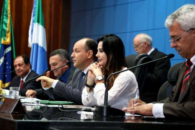 Assembleia aprova PEC que pro&iacute;be &quot;cortesia com chap&eacute;u alheio&quot;