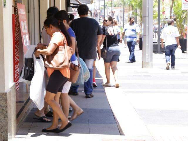 Com&eacute;rcio abre as portas &agrave;s 9h para &uacute;ltimo domingo de compras em 2019