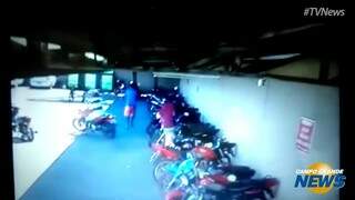 Câmeras de segurança registram “furto triplo” de motos em hipermercado