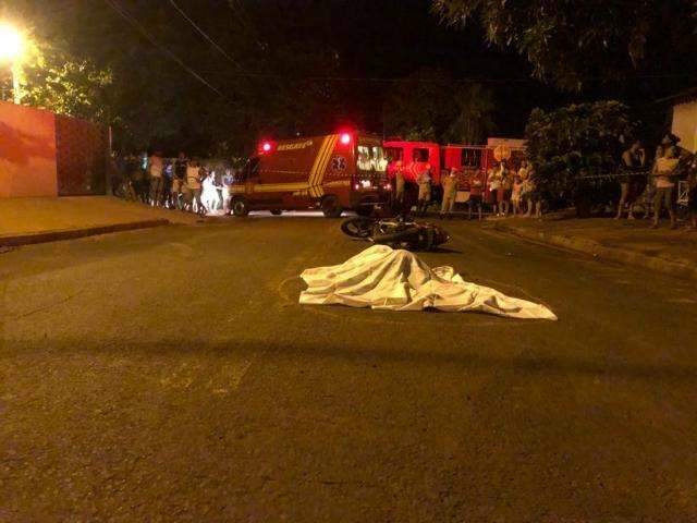 Professora morre após ter moto atingida e corpo esmagado por carreta