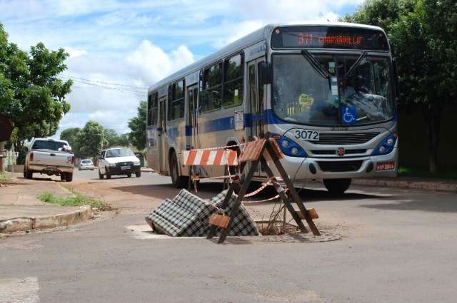 Moradores colocam at&eacute; sof&aacute; para sinalizar buraco na Coophavilla II