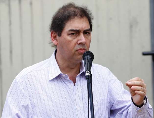 Bernal n&atilde;o assina, mas oficial vai at&eacute; o carro e l&ecirc; documento