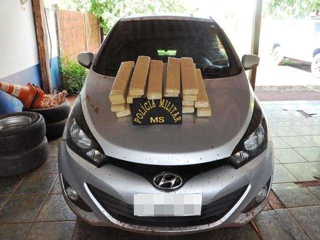 PM apreende HB20 abandonado com meia tonelada de maconha em estrada