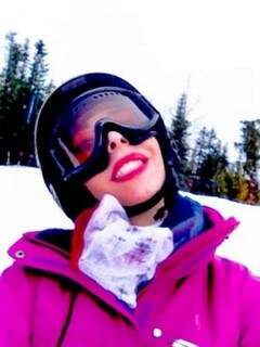 No Canadá, ela descobriu que esquiar é o esporte preferido.