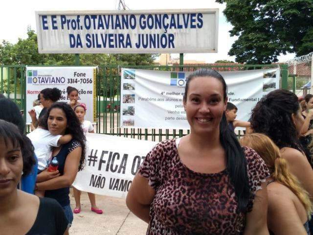 Comunidade protesta contra fechamento de escola no Residencial Flamingos