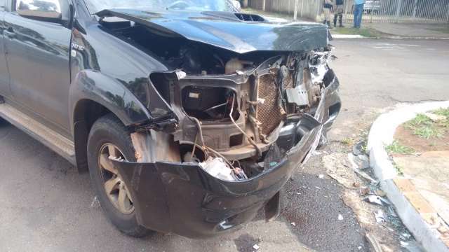 Carro invade preferencial, bate em outro e destr&oacute;i muro no Santa F&eacute;