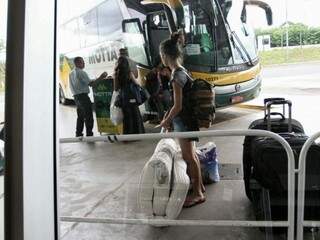 Passageiros aguardam embarque em ônibus de viagem na rodoviária de Campo Grande. (Foto: Saul Schramm/Arquivo).