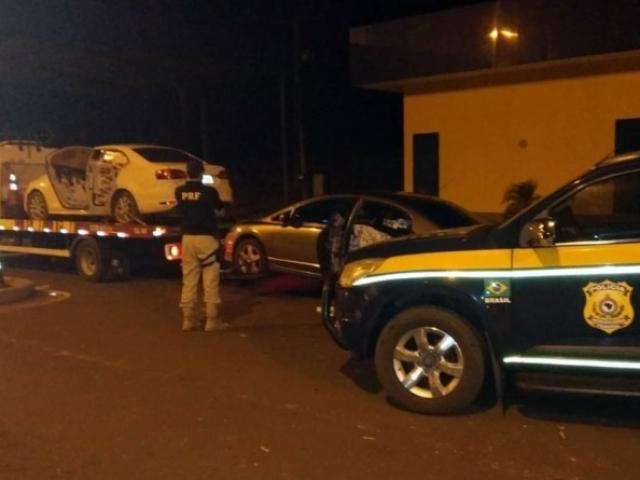 Pol&iacute;cia encontra 45 mil ma&ccedil;os de cigarro paraguaio em carros roubados