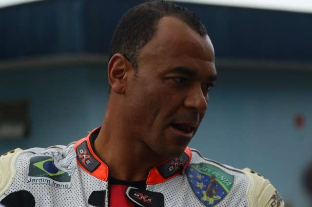 Vestido como piloto, Cafu acelera forte na pista e diz que moto &eacute; s&oacute; divers&atilde;o