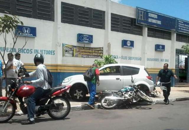 Condutor perde controle e carro fica sobre duas motos em cal&ccedil;ada na Zarhan