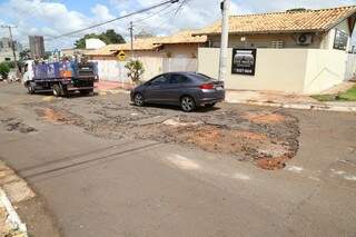 Crateras na Rua Dolor Ferreira de Andrade exigem atenção de motoristas. (Foto:Fernando Antunes)