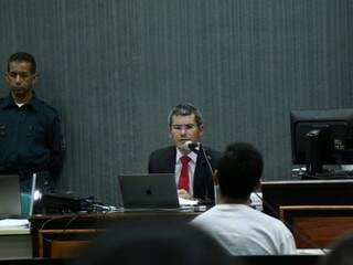 Promotor Douglas Oldegardo durante terceiro julgamento de Nando e Jean (Foto: Henrique Kawaminami)