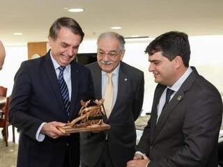 Bolsonaro, Luiz Ovando e o prefeito Valdir Júnior, durante entrega de souvenir a Bolsonaro. (Foto: Divulgação)
