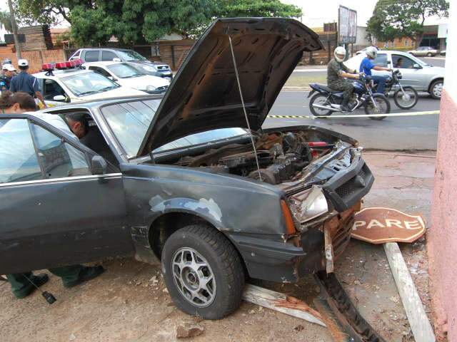  Monza bate em parede de loja e condutor fica ferido