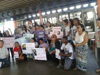 Grupo protestou no Terminal Nova Bahia (Foto: Rejane Candado / divulgação) 