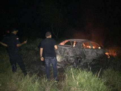 Ap&oacute;s dupla execu&ccedil;&atilde;o, pistoleiros atiram na pol&iacute;cia e correm para o mato