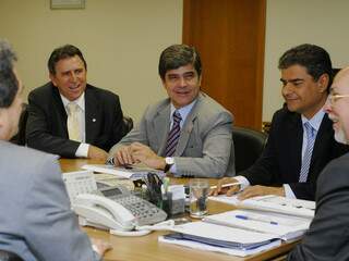 Ministro Mário Negromonte deu a notícia ao prefeito Nelsinho Trad e aos congressistas Edson Giroto e Waldemir Moka (Foto: Divulgação)