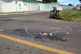 No asfalto, marcas da colisão. Ao fundo, bicleta que era conduzida por Osvaldo. (Foto: Simão Nogueira)