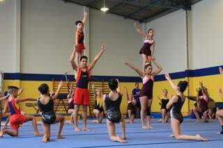 Alunos em uma das coreografias de ginásticas apresentadas no evento de inauguração. (Foto: Marina Pacheco) 
