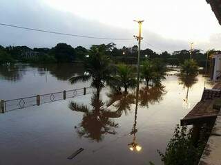 Área tomada pela água do Rio Aquidauana, que transbordou após temporal sem trégua desta terça-feira (20). (Foto: Direto das Ruas)
