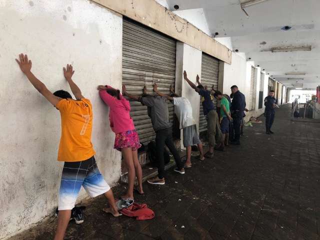 Fornecedor de drogas na antiga rodovi&aacute;ria tenta fugir, mas &eacute; preso no Centro 