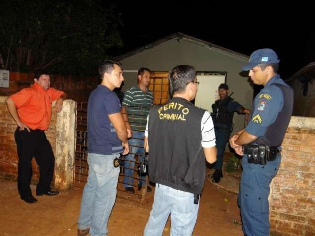 Jovem de 18 anos &eacute; morta enquanto dormia e marido &eacute; baleado 