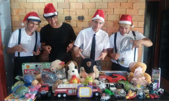 Bar promove campanha para levar presentes de Natal &agrave; favela da Capital