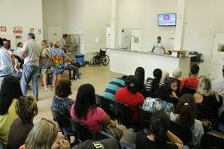UPA de Dourados recebe diariamente dezenas de pessoas com sintomas de dengue (Foto: Eliel Oliveira)