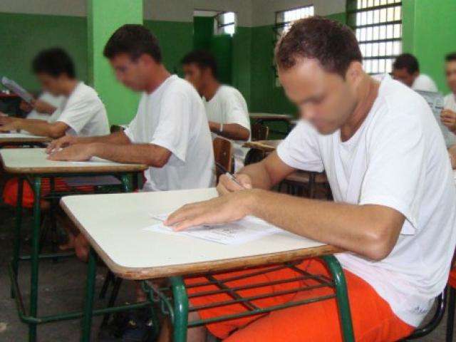 Mais de 1,7 mil presos fazem prova para concluir estudos em MS