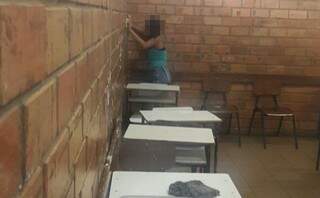No mês de abril, aluna de 12 anos realizou limpeza de parede que ela havia pichado. Medida só é tomada com consentimento dos pais. (Foto: Divulgação)