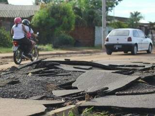Asfalto foi destruído no Bairro Nova Lima, mas trânsito não foi impedido no local. (Foto: Marcos Ermínio)