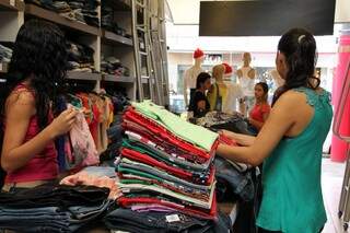 Cerca de 12% das vendas de Natal resultam em trocas no setor de vestuário, em Campo Grande (Foto: Marcos Ermínio)