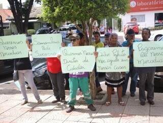 Moradores protestam com cartazes em frente ao Fórum de Campo Grande (Foto: Paulo Francis)