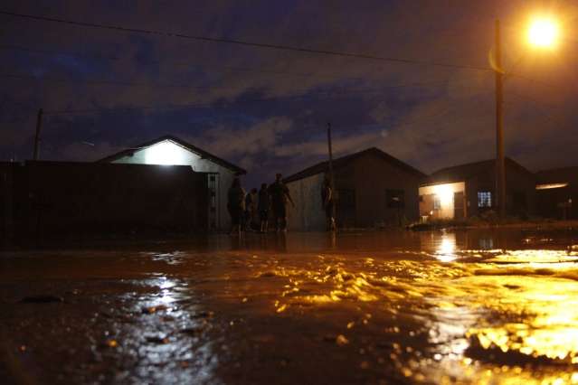 Moradores perdem m&oacute;veis e roupas com alagamentos no Ramez Tebet 