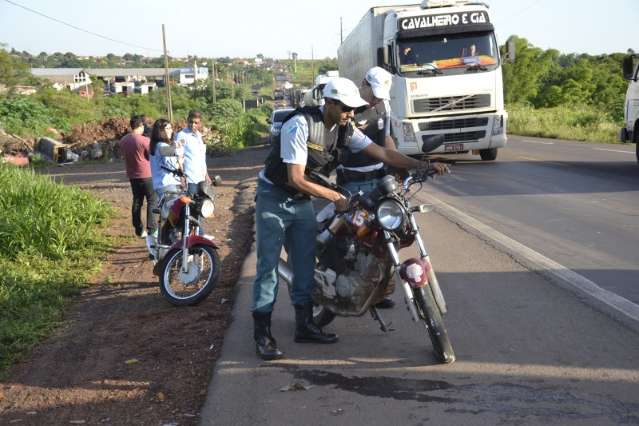 Acidente deixa tr&acirc;nsito tumultuado na BR-163 pr&oacute;ximo &agrave; Uniderp Agr&aacute;rias 