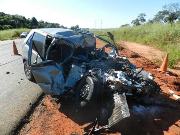 Contador de 44 anos morre ap&oacute;s colis&atilde;o frontal entre carro e caminh&atilde;o