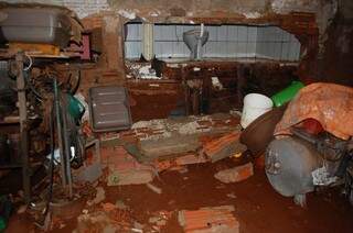 Muro cai pela segundo vez em quatro anos e banheiro do vizinho fica amostra. (Foto: Simão Nogueira)